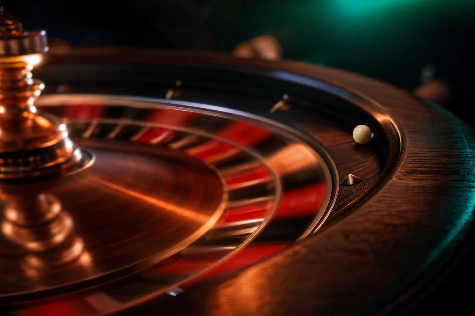 Primer plano de una ruleta en movimiento con la bola todavía girando sobre el borde